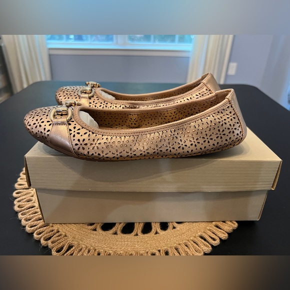 Worn Once like new size 8 women’s brand me too - Picture 4 of 7